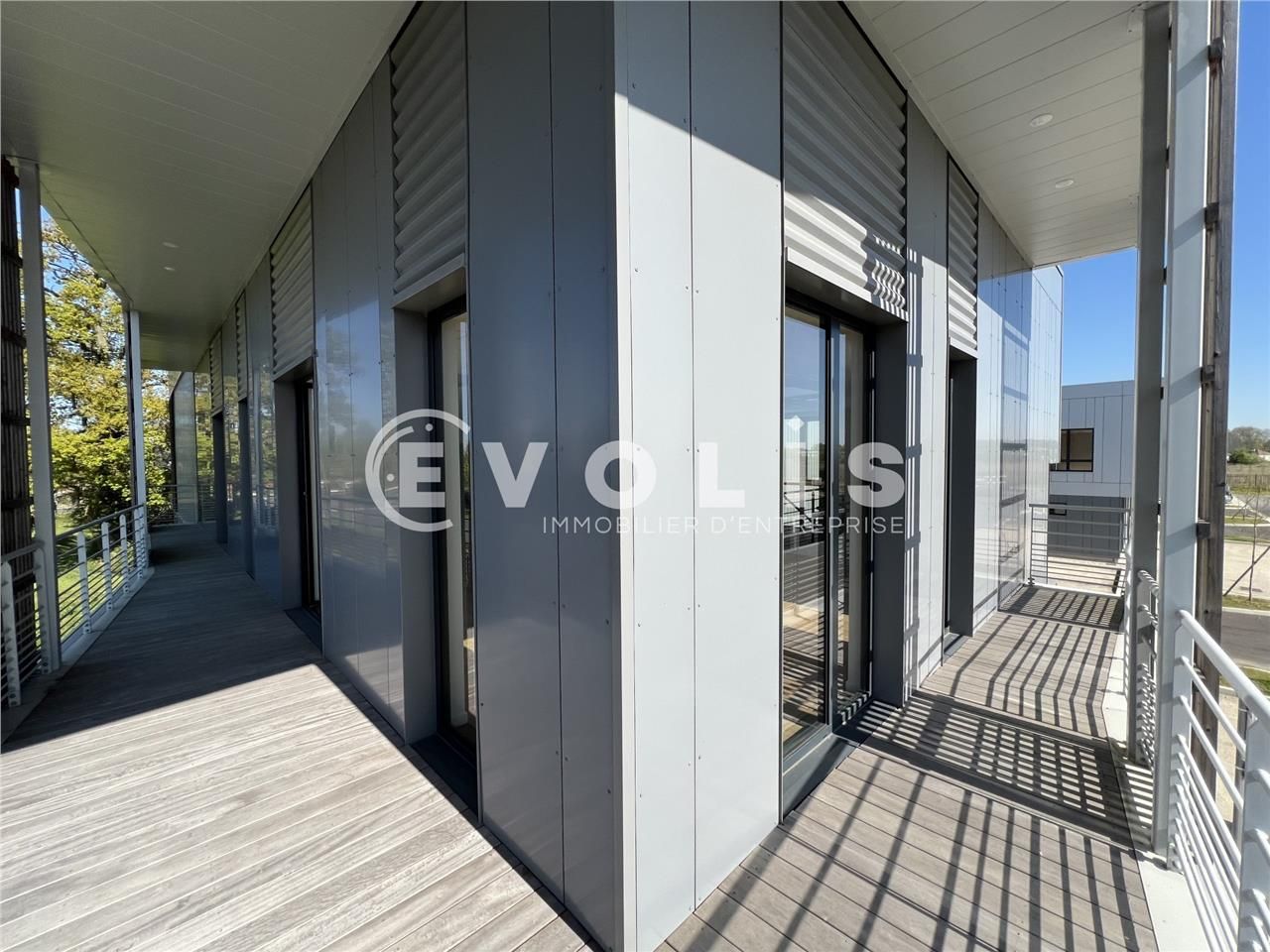 À proximité immédiate de la zone commerciale du C