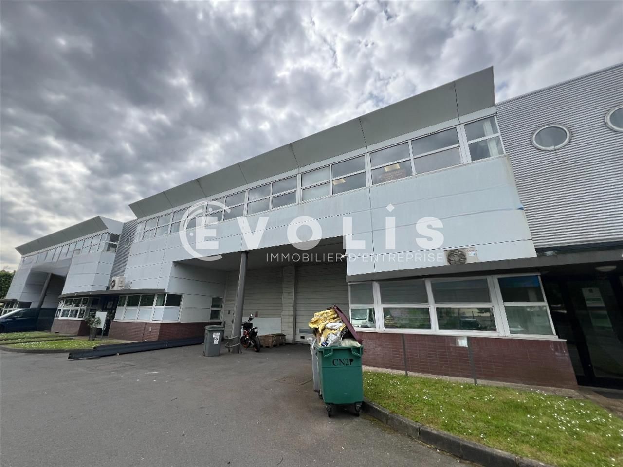 Situé en zone d'activité, à proximité de l'autoro