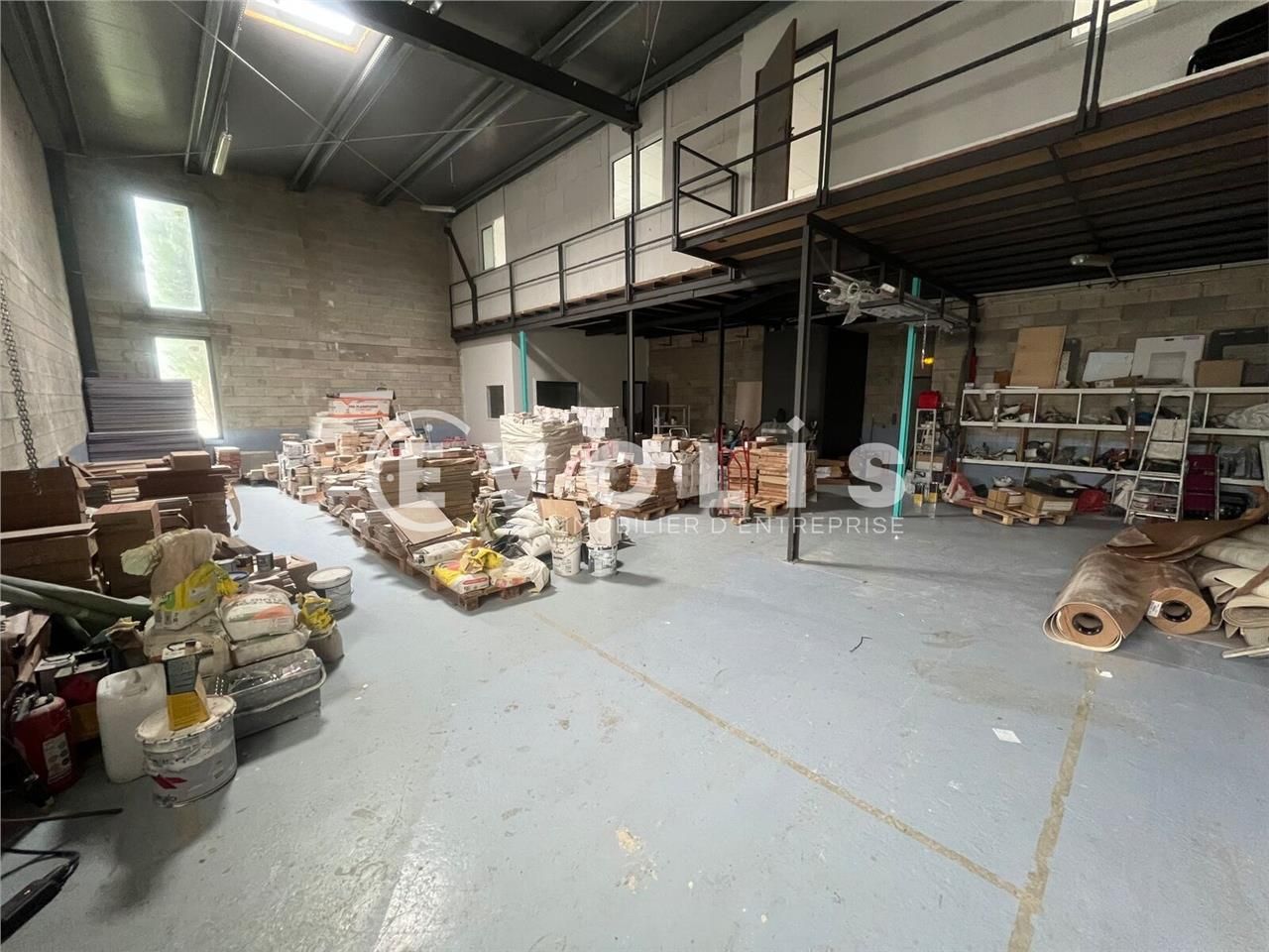 Situé idéalement à la sortie de la N104 et à prox