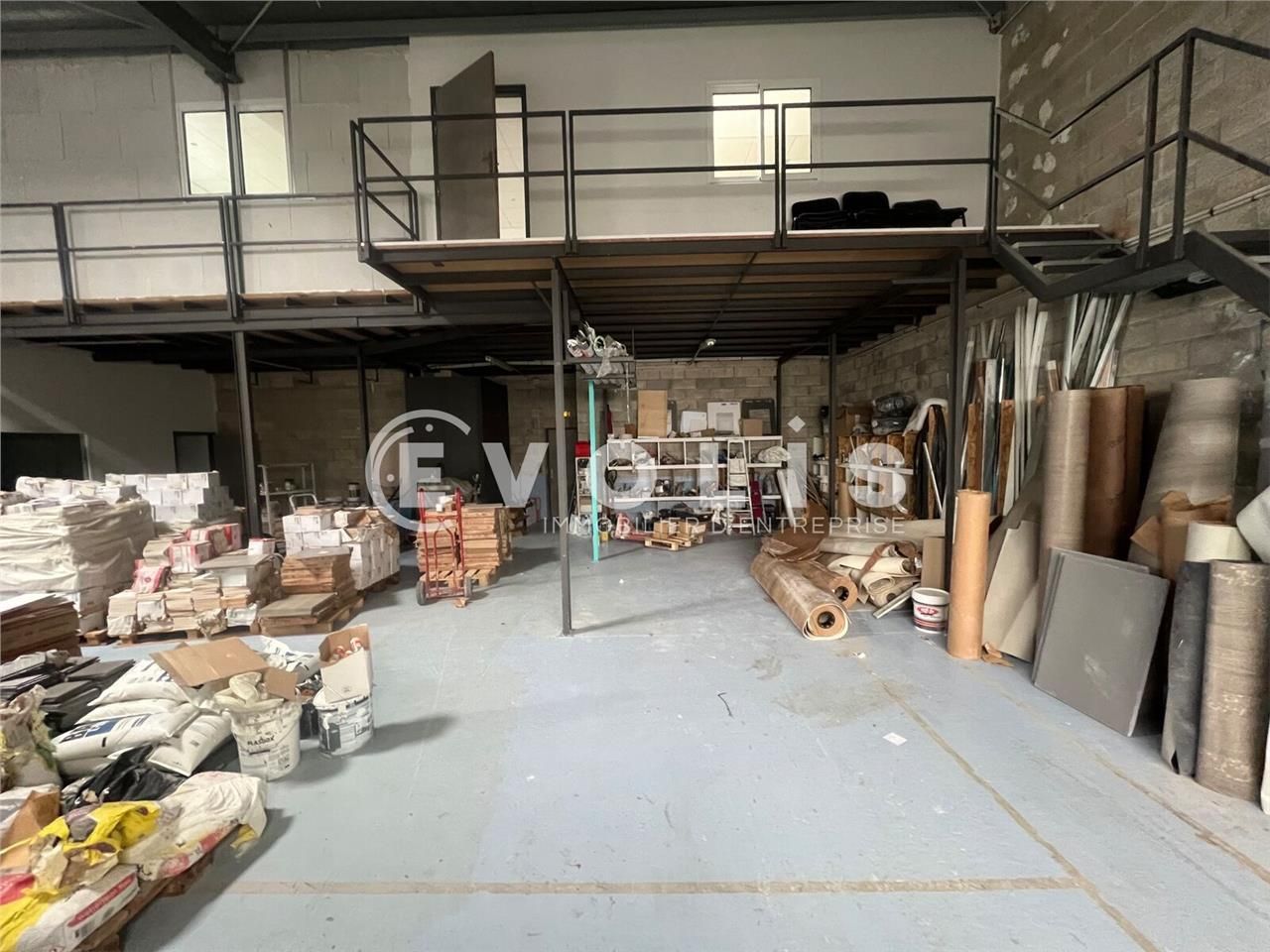 Situé idéalement à la sortie de la N104 et à prox