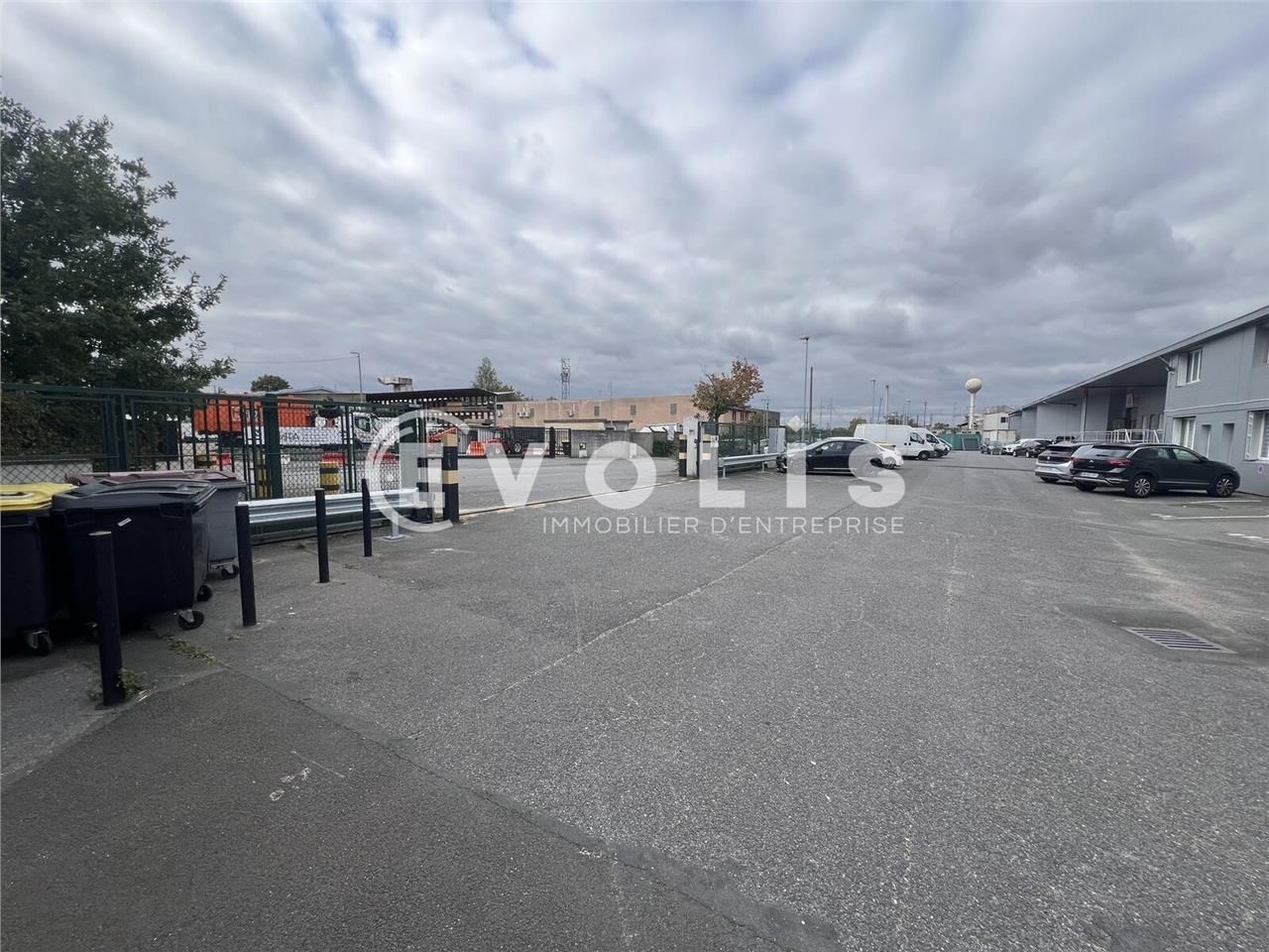 Idéalement situé au coeur d'une zone d'activités