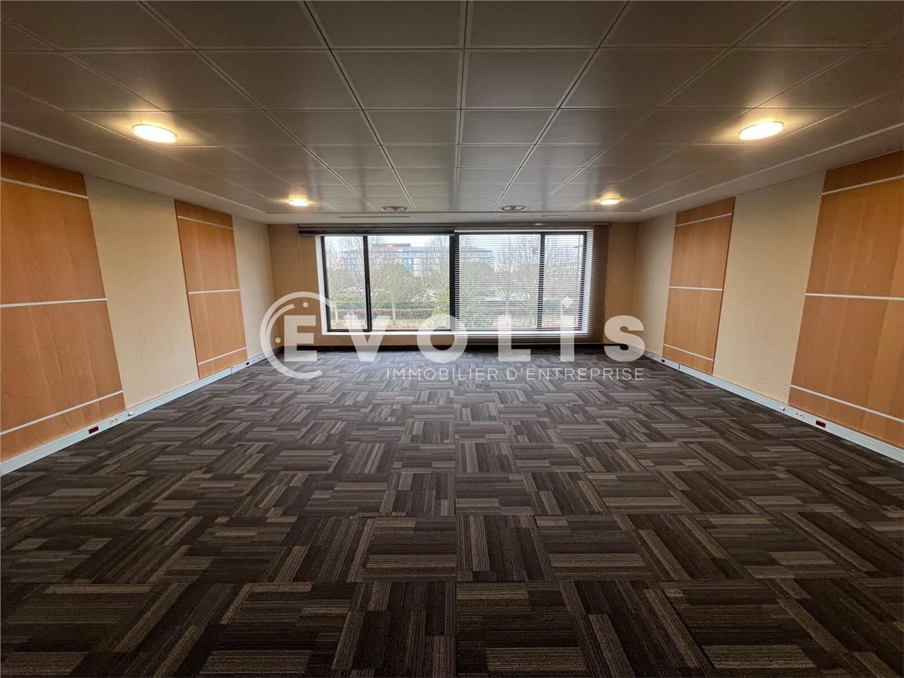 Situé idéalement à proximité de l'autoroute A5 et