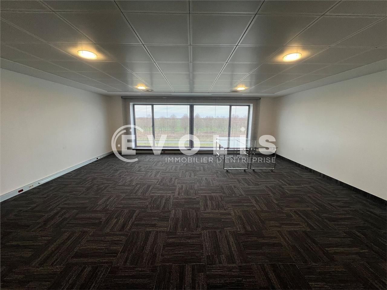 Situé idéalement à proximité de l'autoroute A5 et