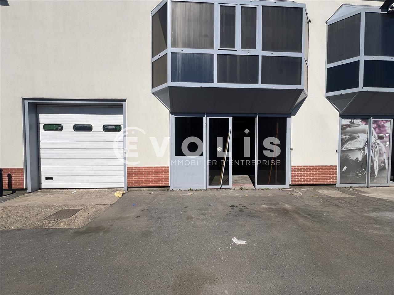 Situés dans une zone d'activité dynamique, à prox