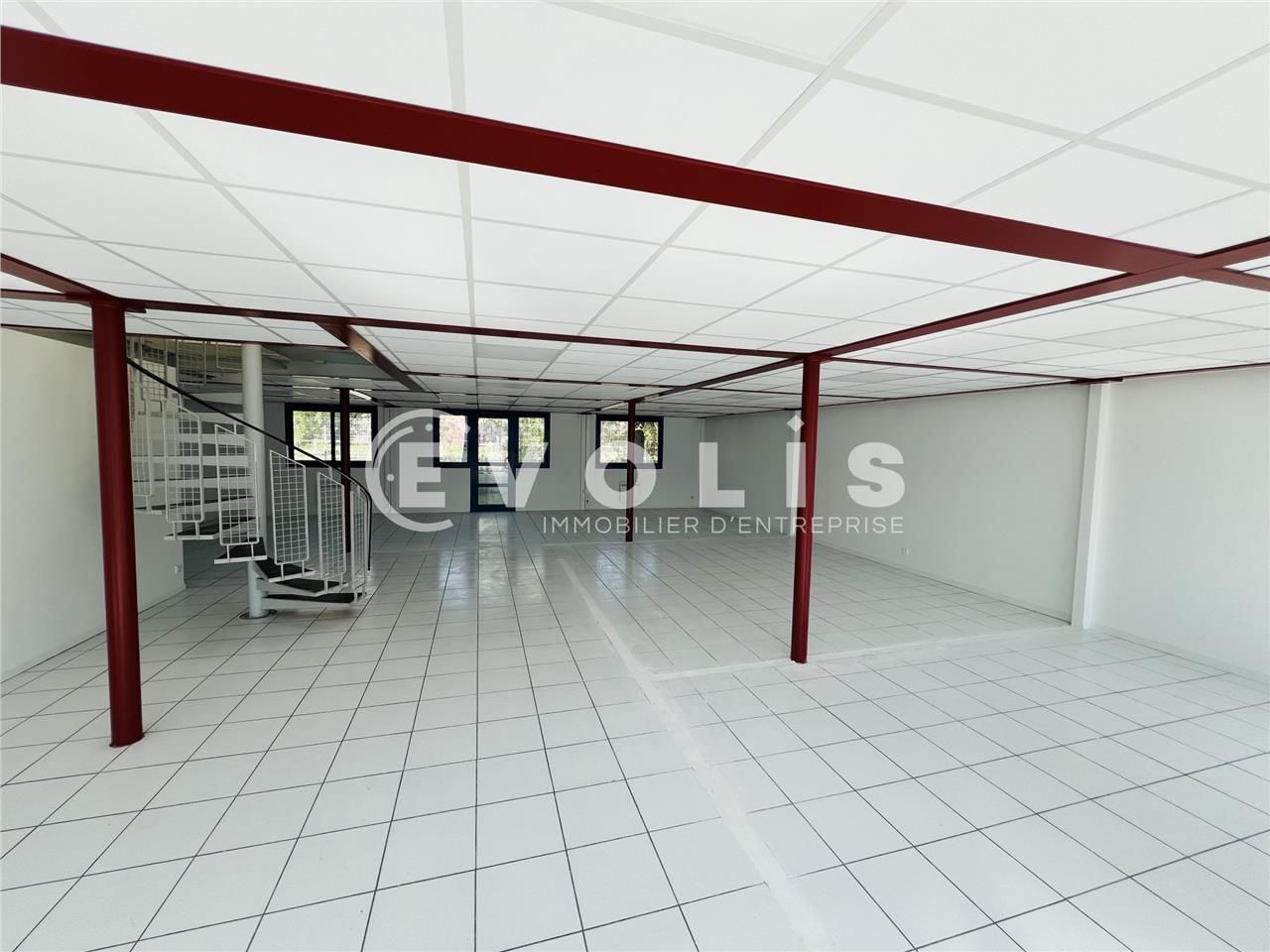 Située à proximité immédiate de l'autoroute A86,