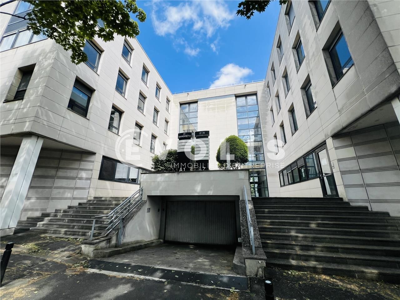 Idéalement situé, à deux pas de la gare RER et à