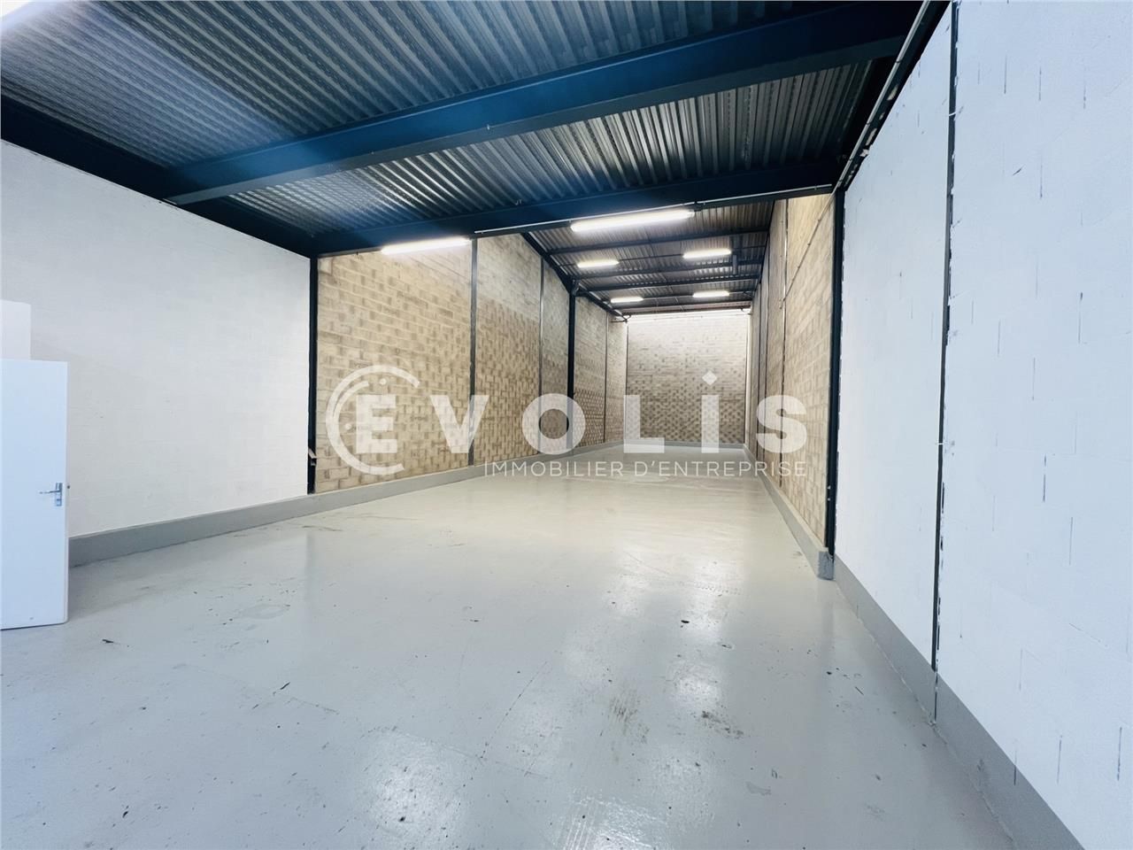 Idéalement situé à proximité direct de l'autorout