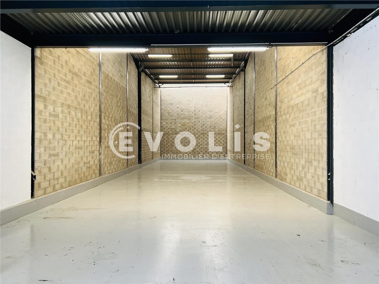 Idéalement situé à proximité direct de l'autorout