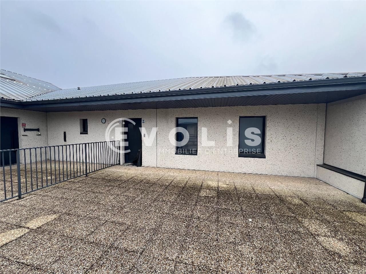 Situé idéalement à la sortie de l'autoroute A4 et