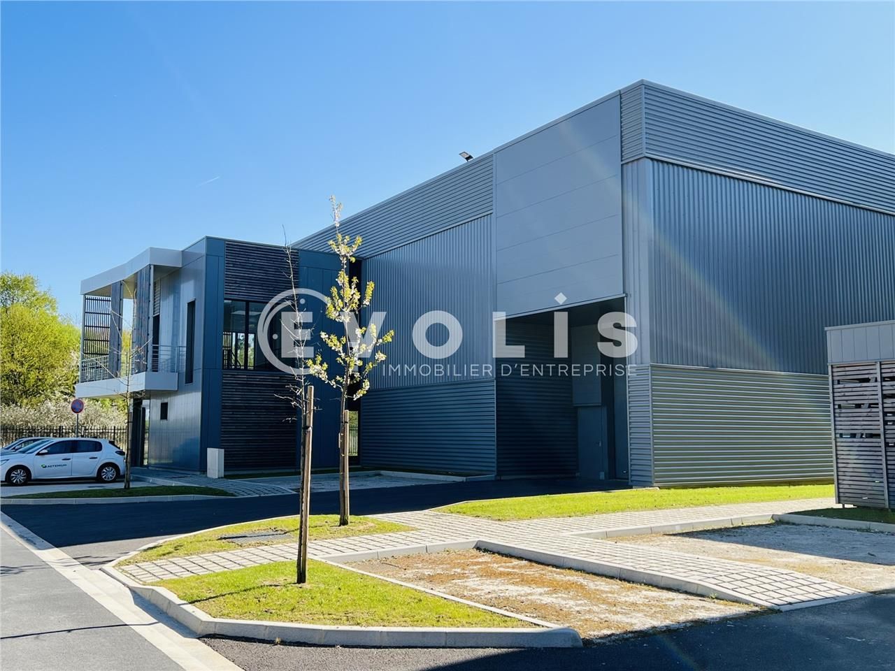 À proximité immédiate de la zone commerciale du C