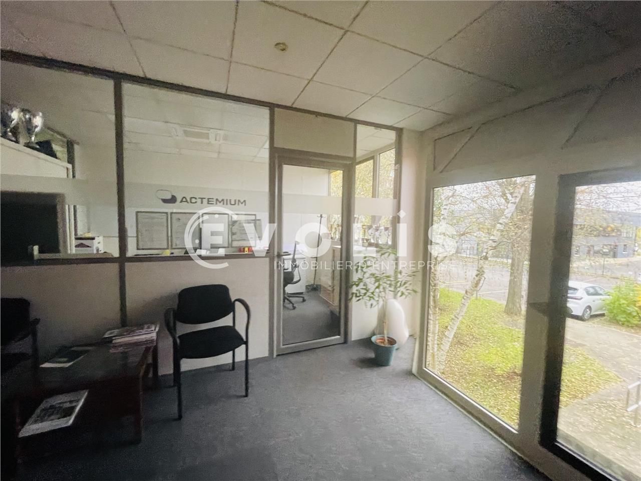 A proximité immédiate de la Francilienne N104, au