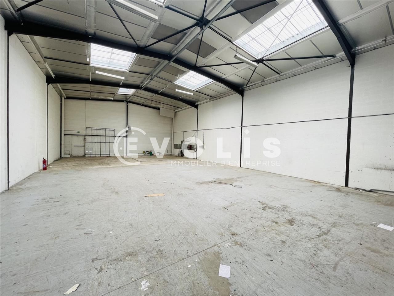 A proximité immédiate de la Francilienne N104, au