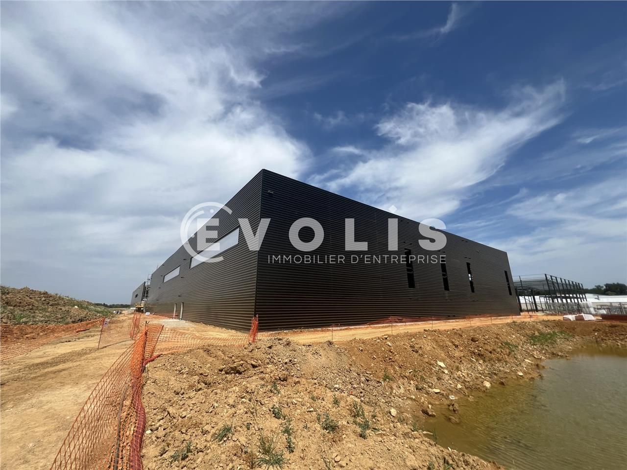 A proximité immédiate de la Francilienne N104 et