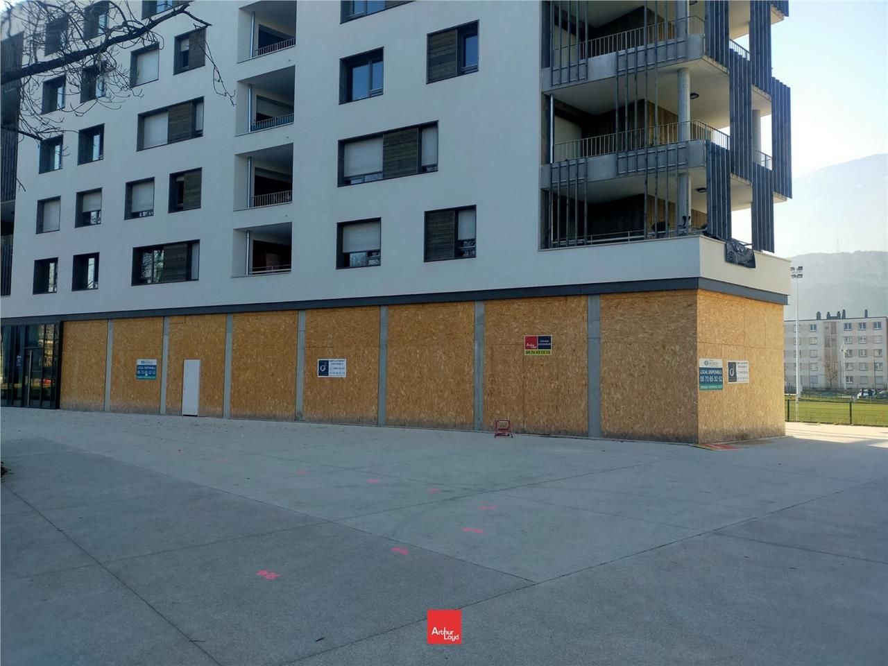 Localisé sur l'axe principal de la commune de Pon