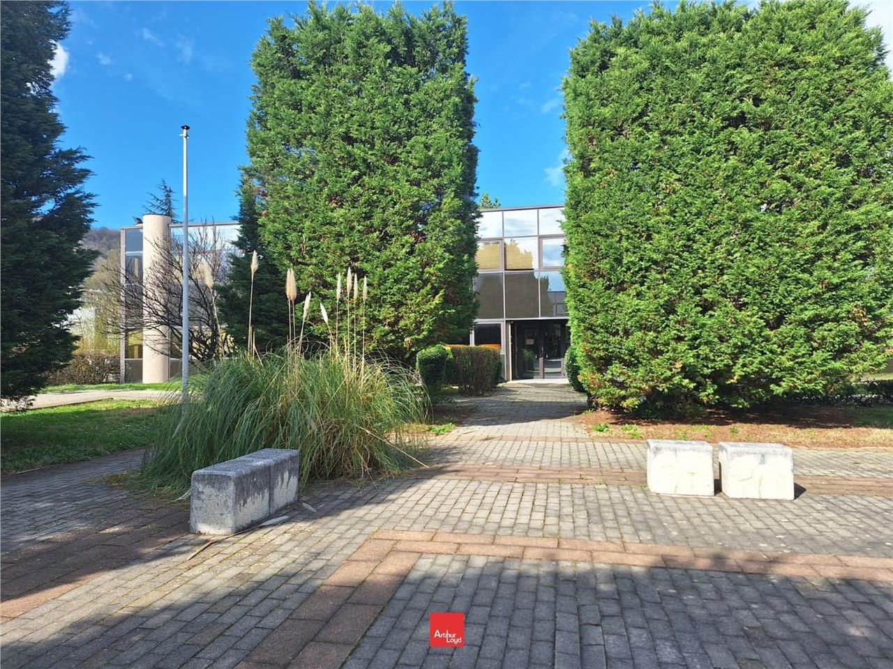 Situé dans la zone de la Tuilerie, ce bâtiment in