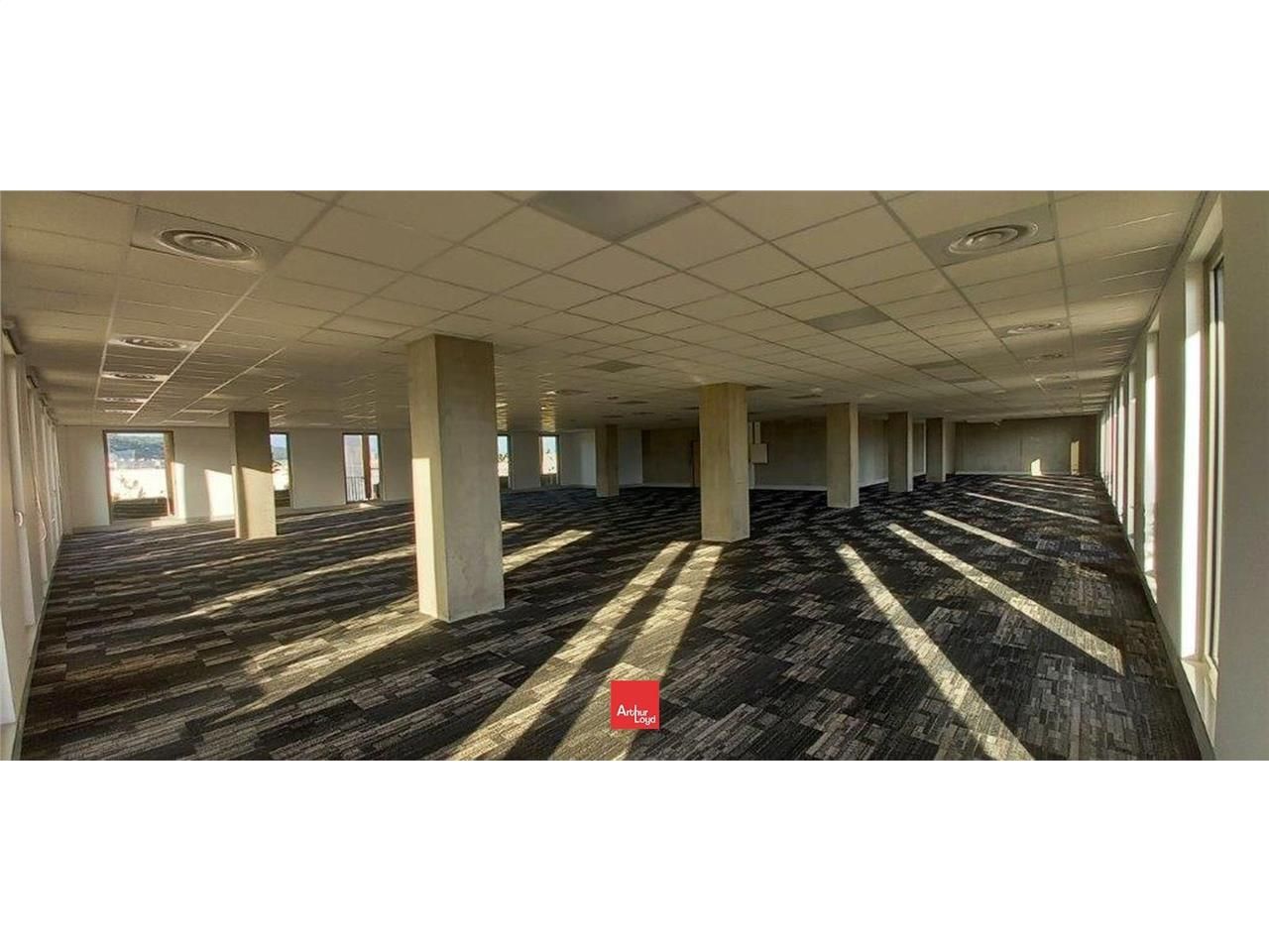 Dans un immeuble neuf à l'architecture soignée, l