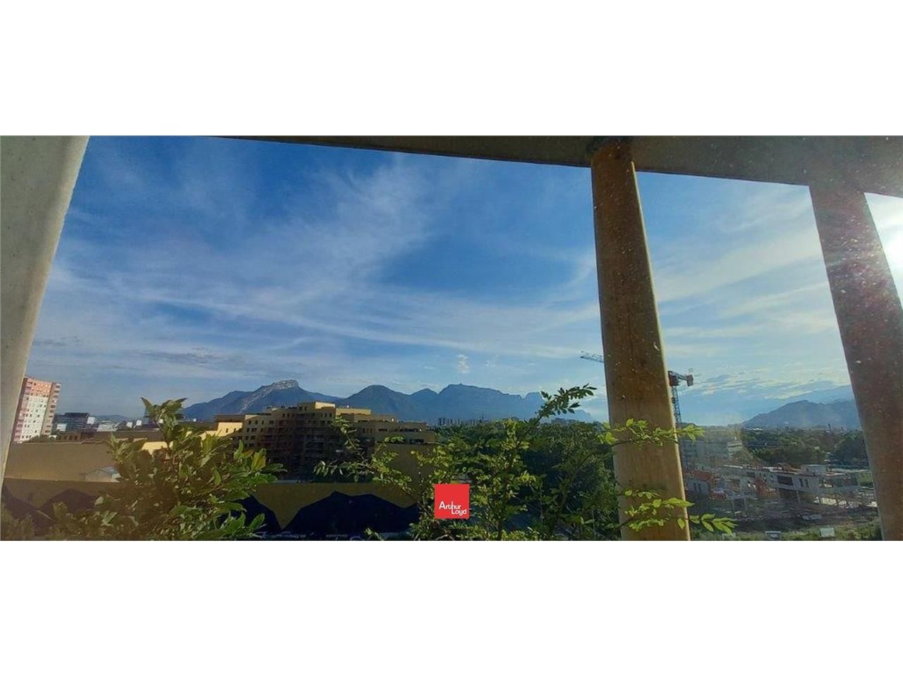 Dans un immeuble neuf à l'architecture soignée, l