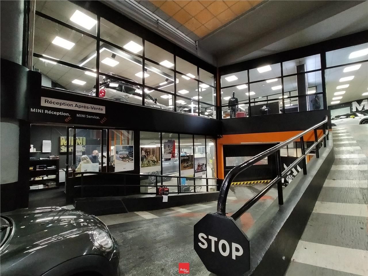 RARE local commercial de 1950 m² à louer au centr