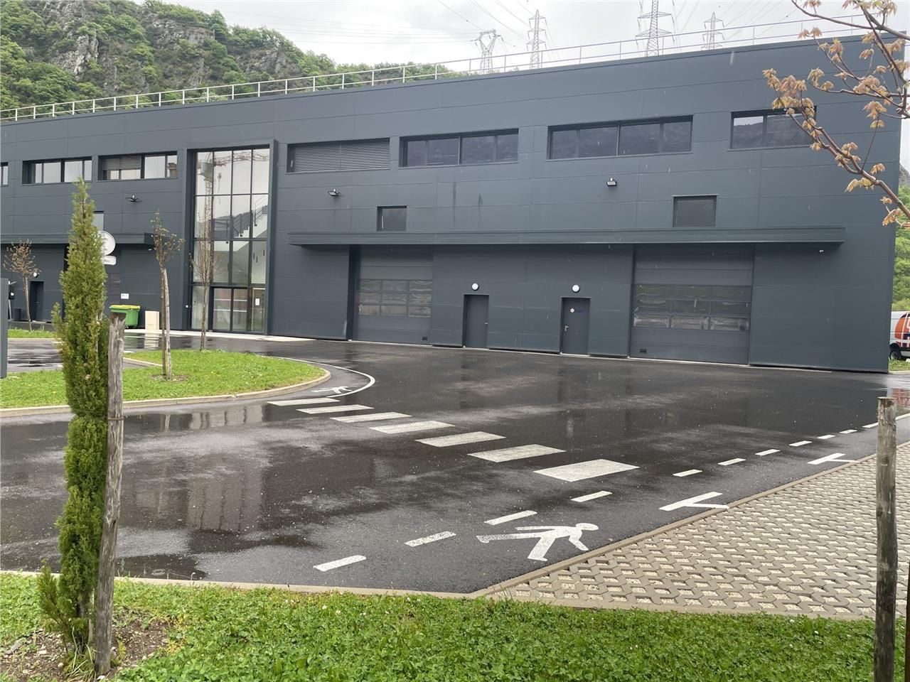 À louer - Bureaux neufs et locaux d'activités - I