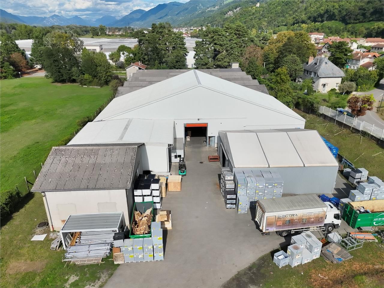 Bâtiment indépendant de 3220 m2 environ, à usage 