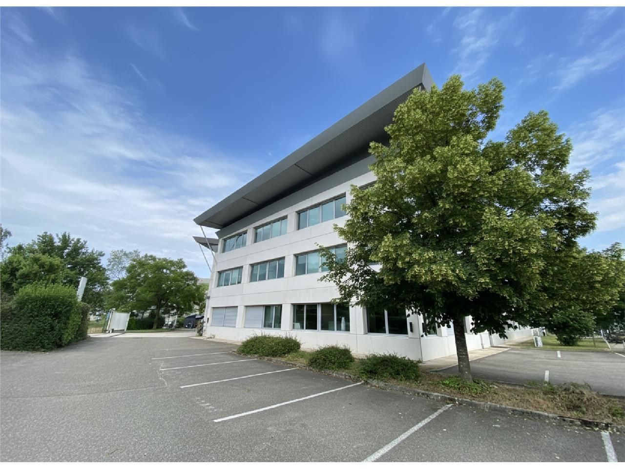 Arthur Loyd vous propose à la location deux plate