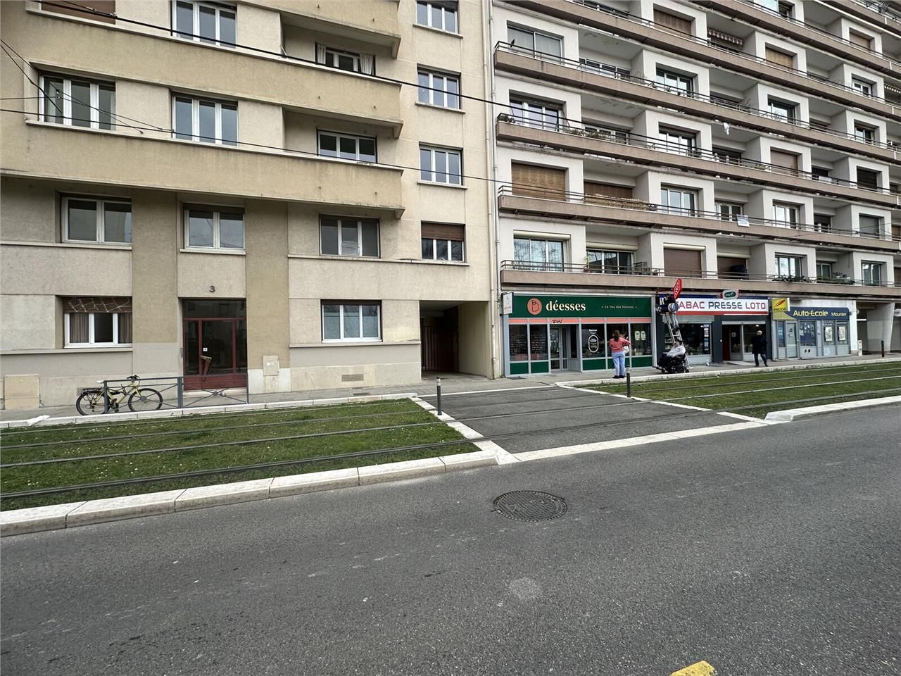 Arthur Loyd Grenoble vous propose un local commer