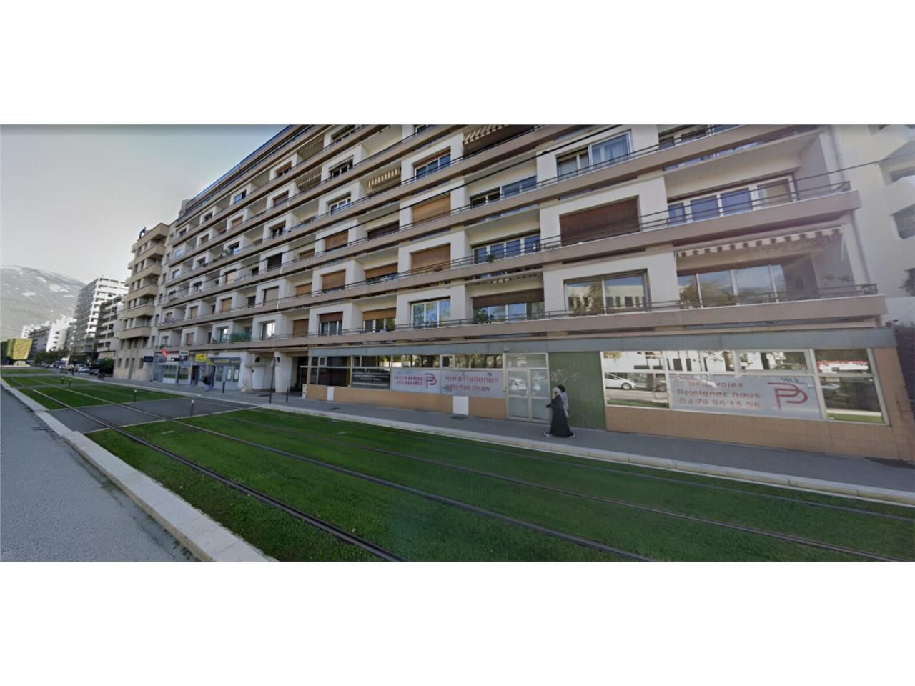 Au rez-de-chaussée d'un immeuble d'habitation, AR