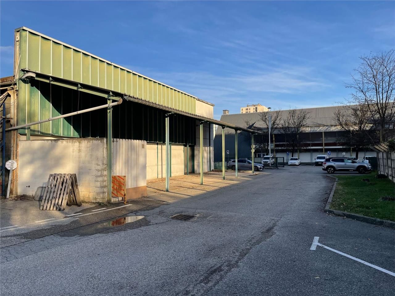 Au sein d'un bâtiment industriel, ARTHUR LOYD vou