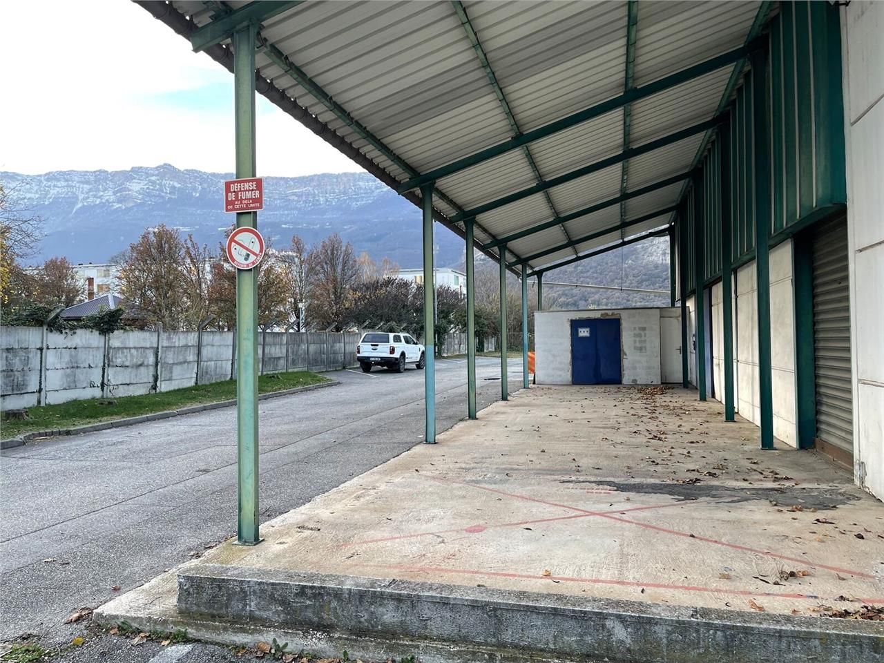 Au sein d'un bâtiment industriel, ARTHUR LOYD vou