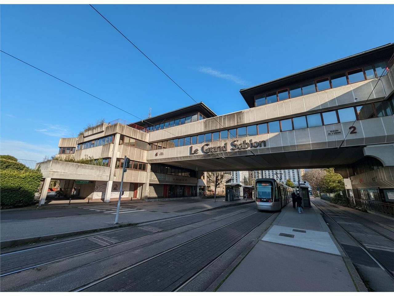 Arthur Loyd Grenoble vous propose une surface de 