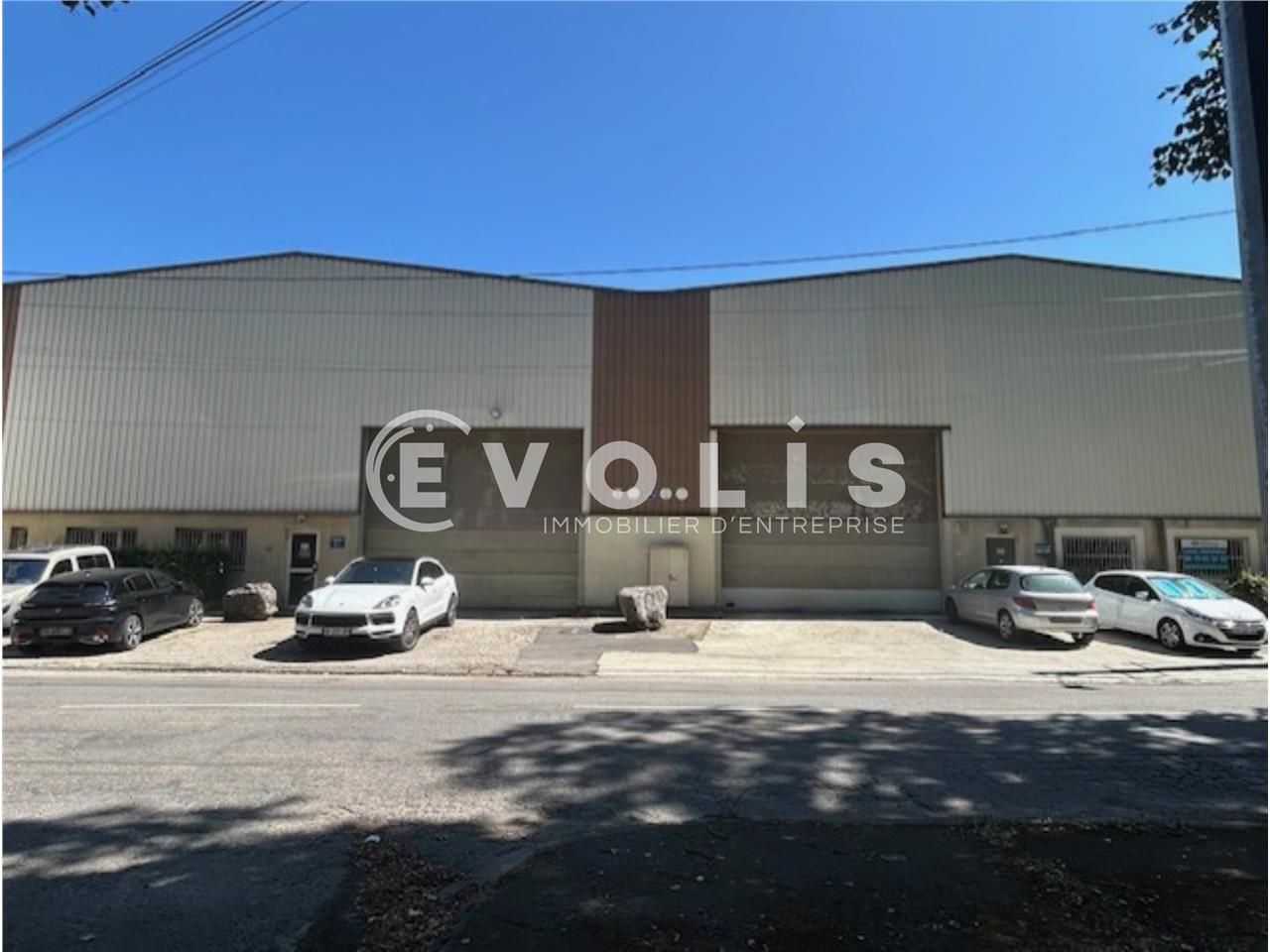 Rare ! Entrepôt avec grande hauteur sur la ZI des
