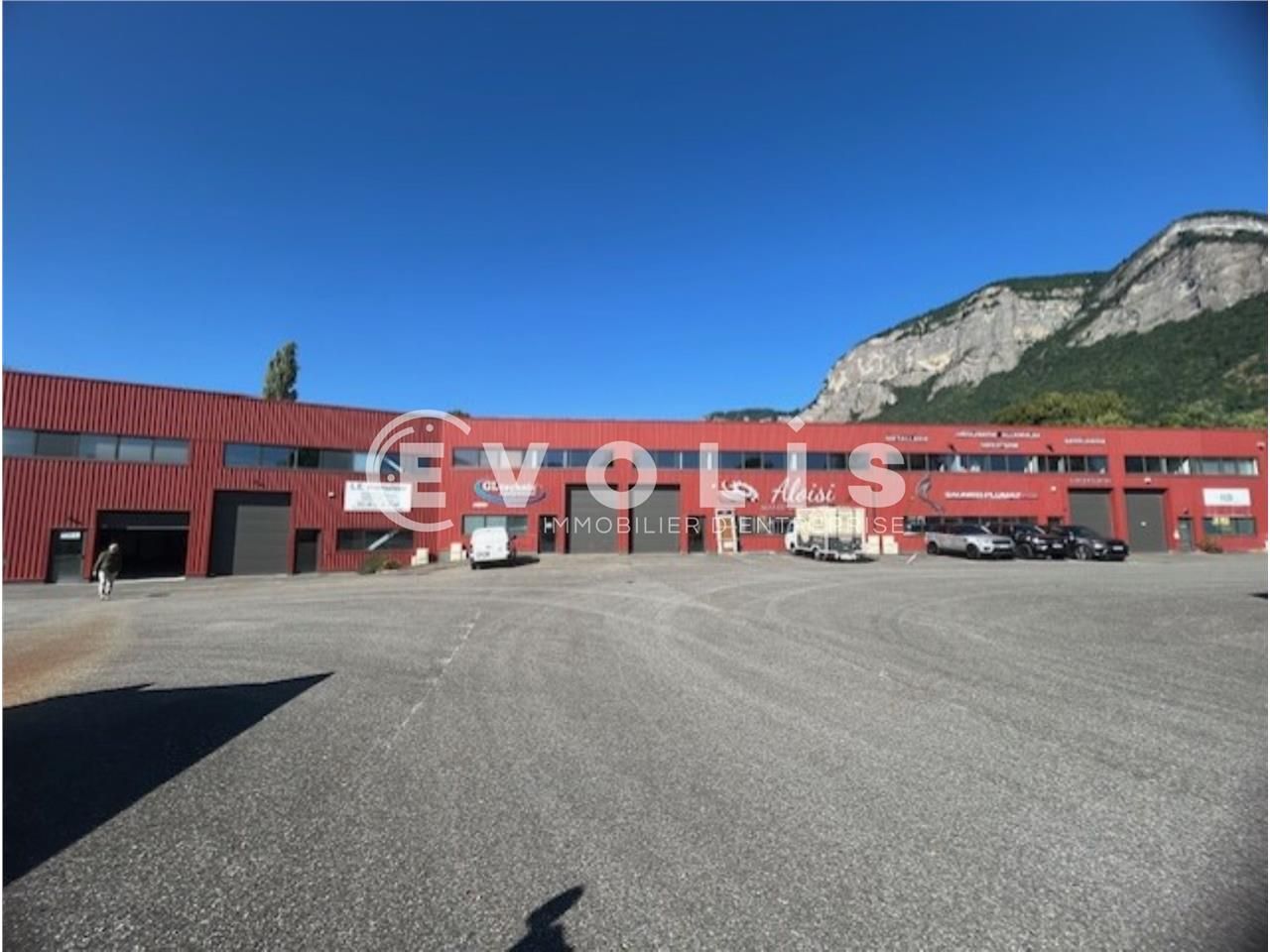 Locaux neufs avec bureaux aménagés et climatisés.