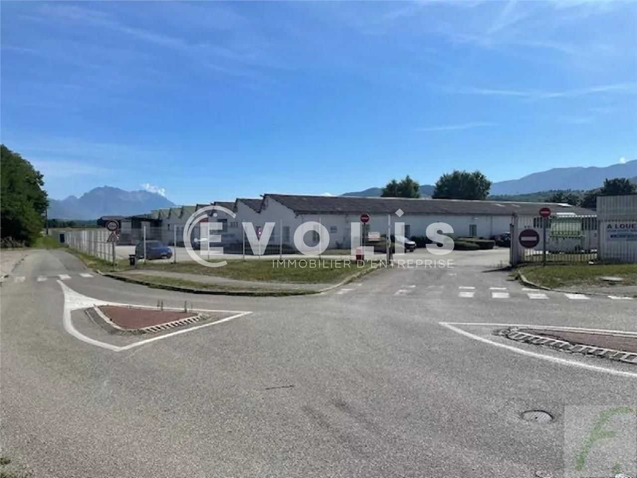 Locaux à usage d'entrepôt et stockage dans une zo