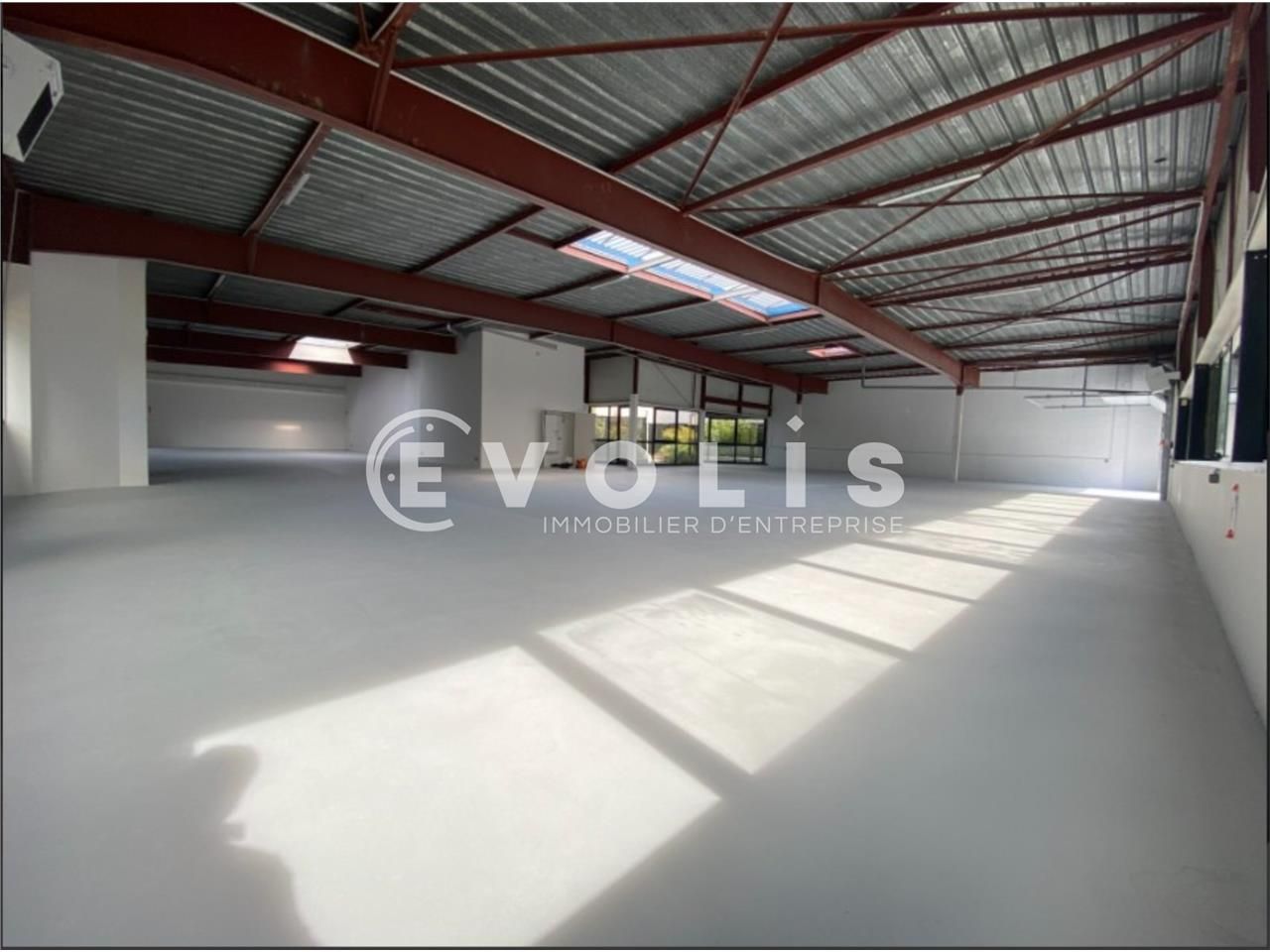 "Locaux d'activité de 567 m² non divisibles à lou