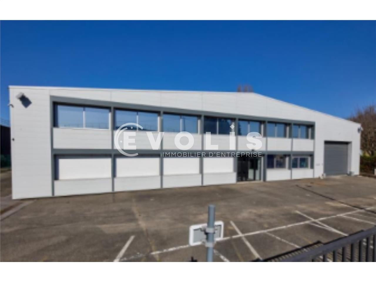 Dans la zone d'activité de Morangis, idéalement s