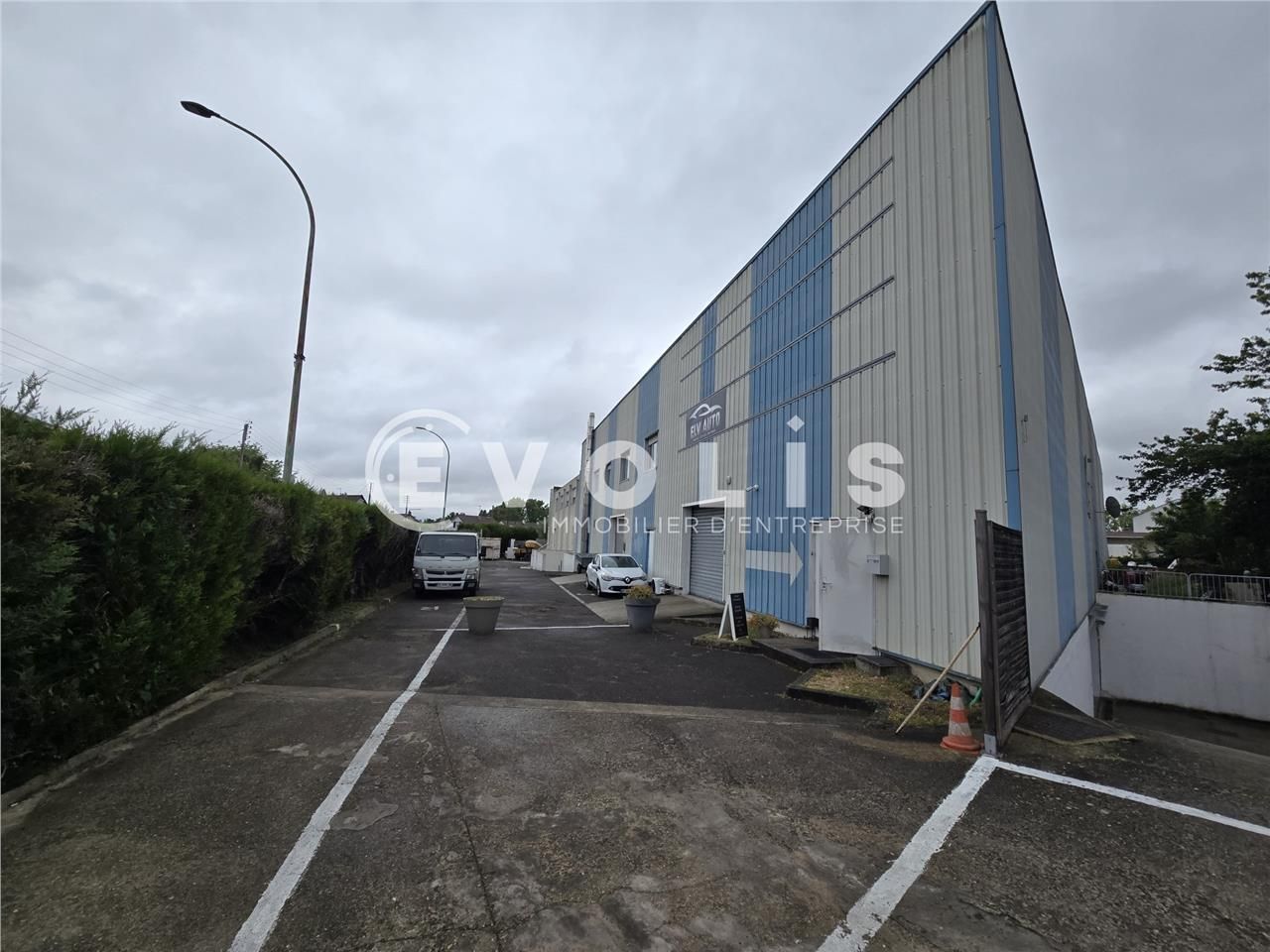 Locaux d'activité à louer à Morangis, proposés pa