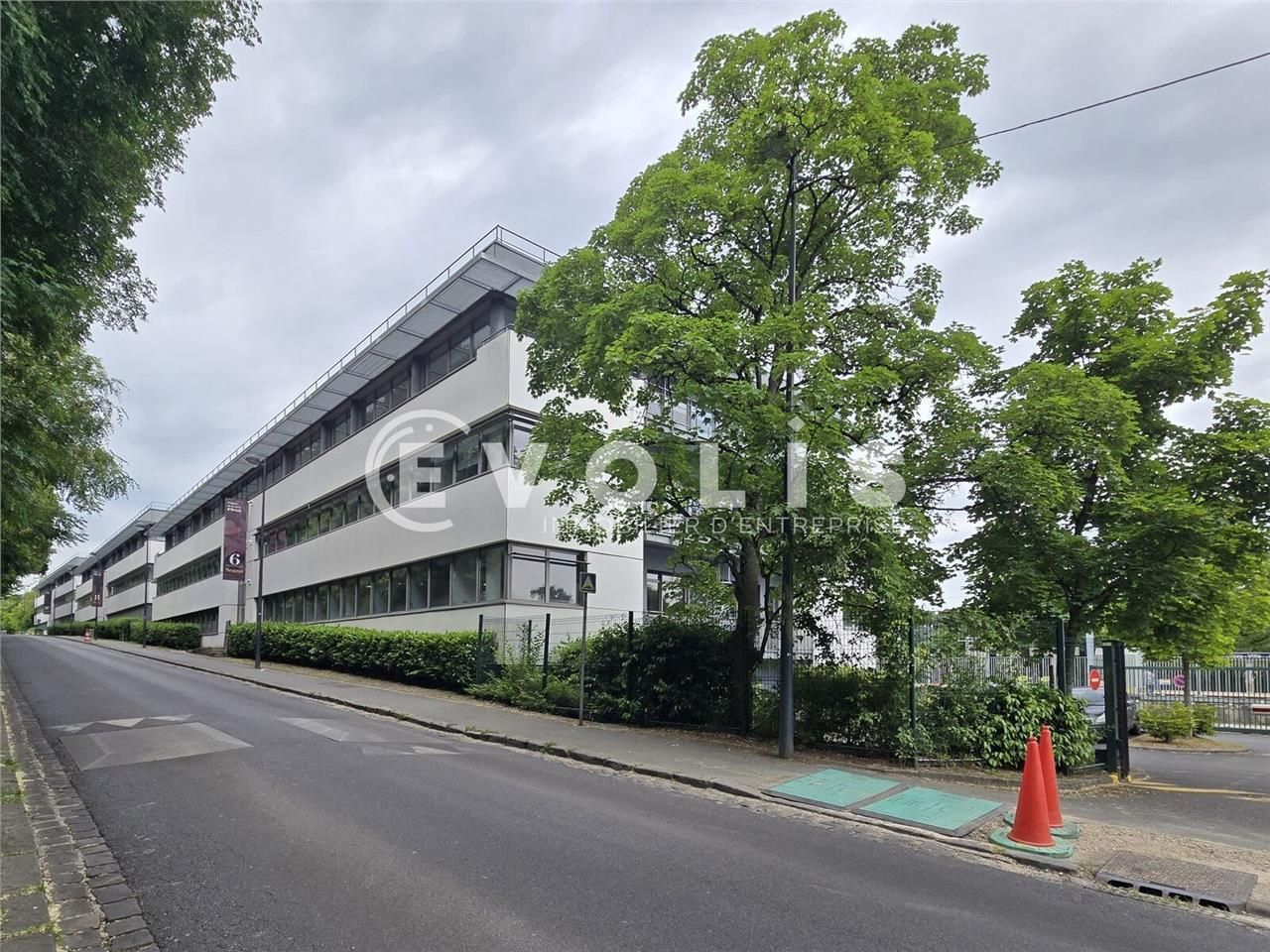 Situés à Orsay, EVOLIS vous propose une surface d