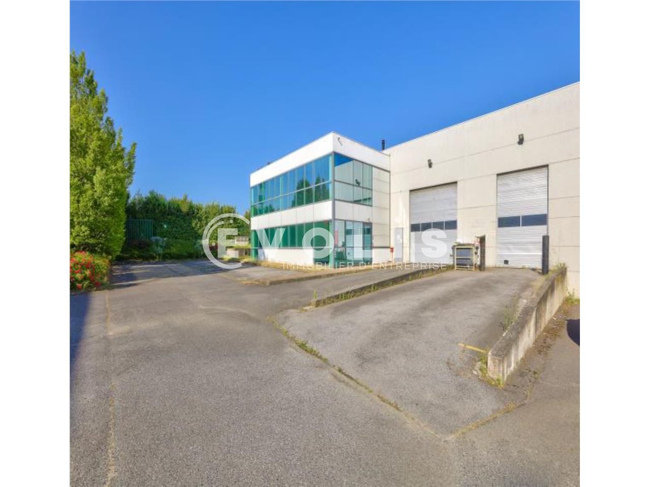 Situé à proximité immédiate des axes autoroutiers