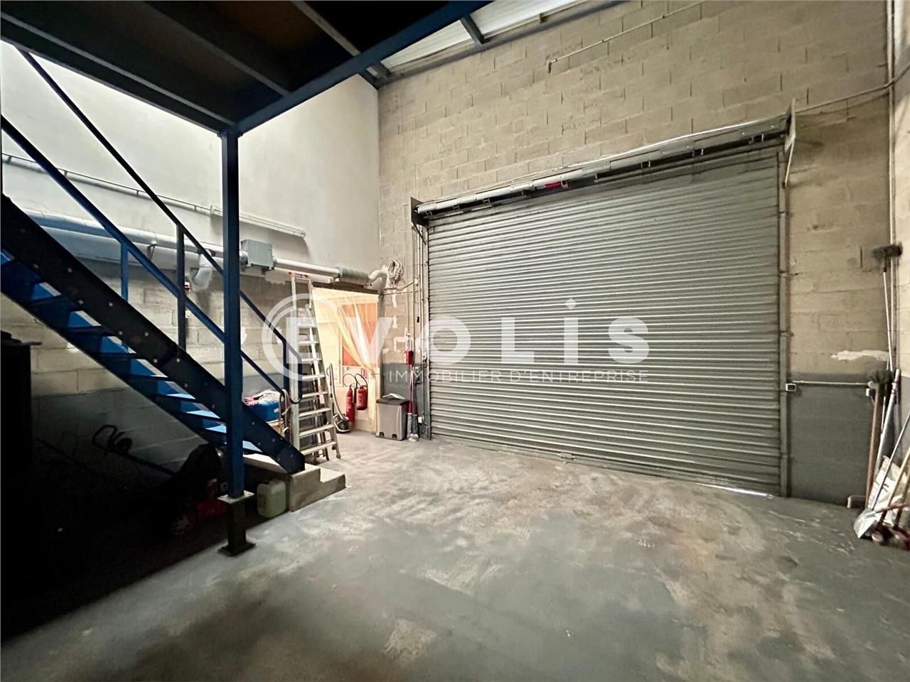 Situé dans la zone d'activités d'Ormoy, ce local 