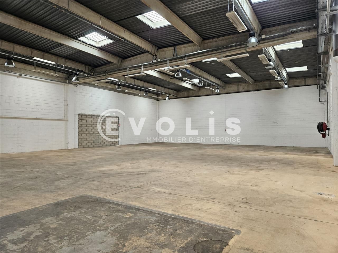 Locaux d'activité de 451 m² non divisibles à loue