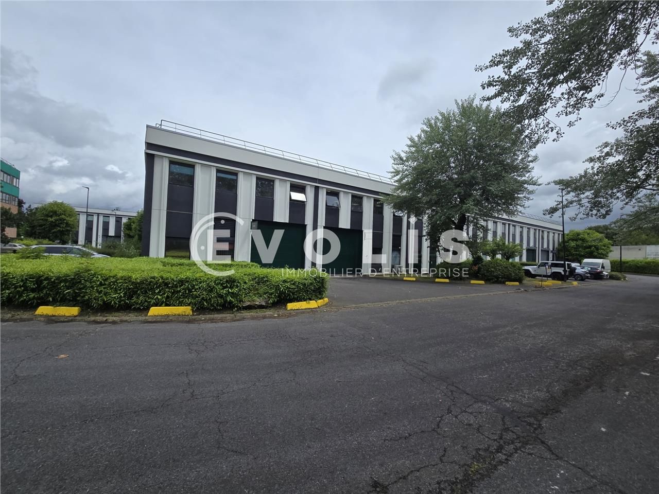 Dans un parc mixte, à proximité immédiate de l'A8