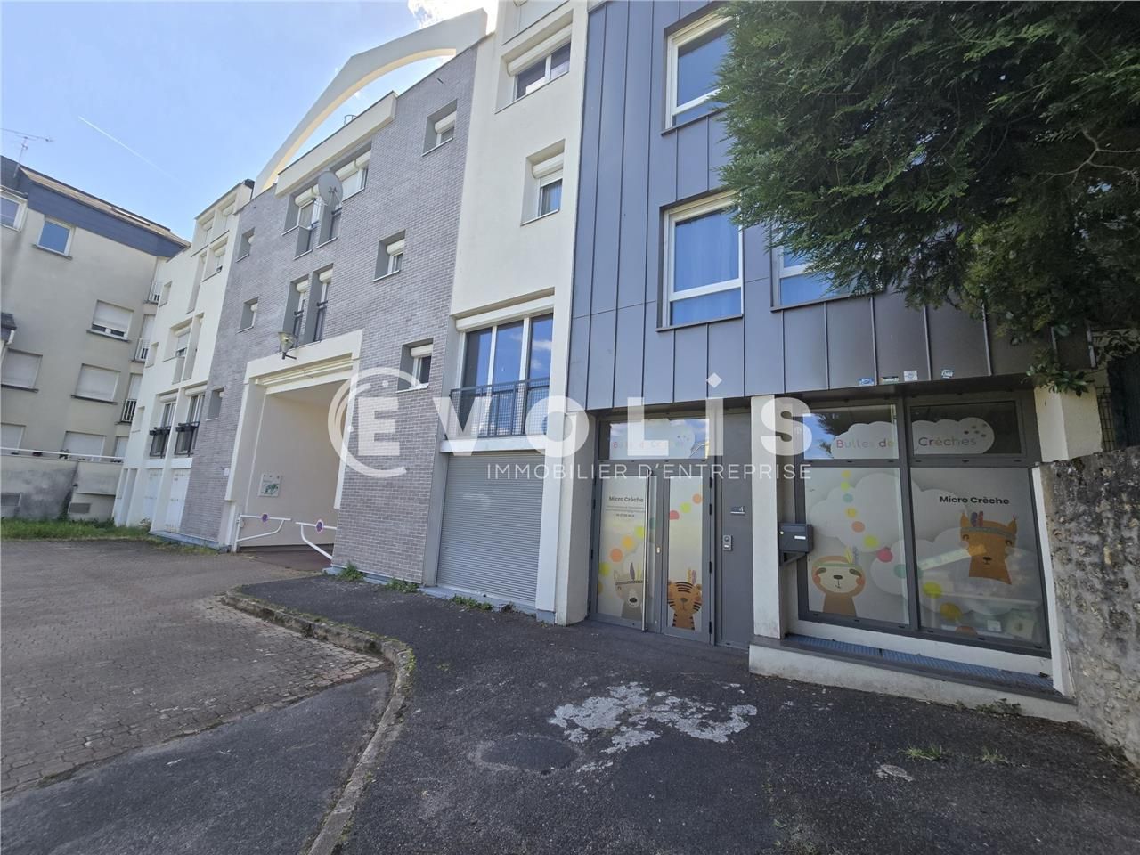 Idéalement situé au pied de la Nationale 118 et à