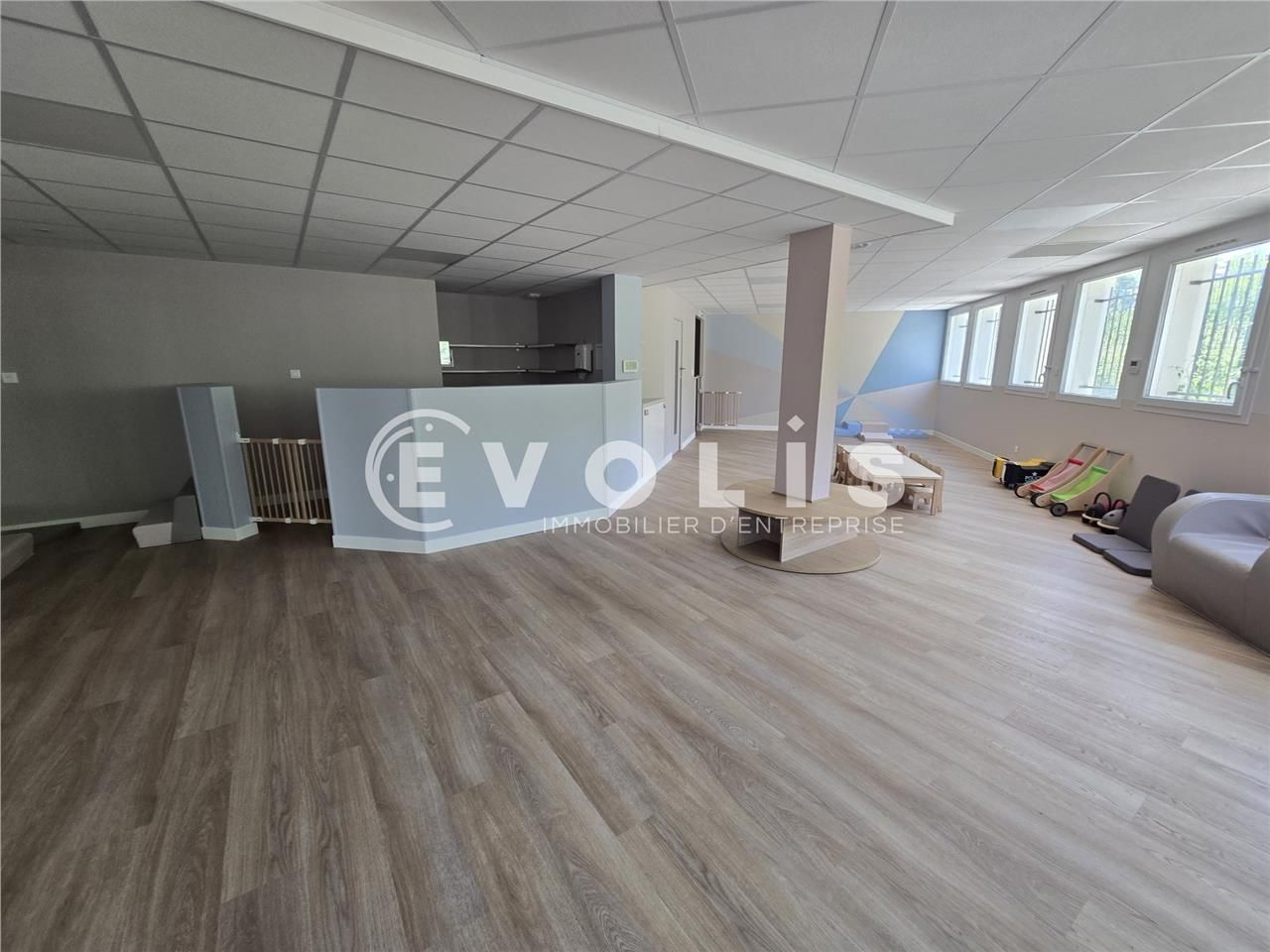 Idéalement situé au pied de la Nationale 118 et à