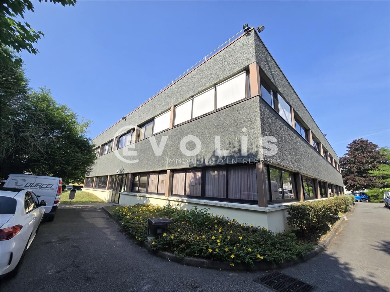 Situé dans la Zone des Glaises à Palaiseau, à pro