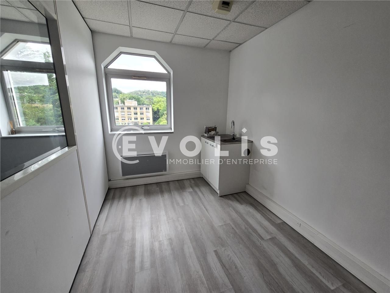 Bureaux de 150 m² non divisibles à louer à Orsay,