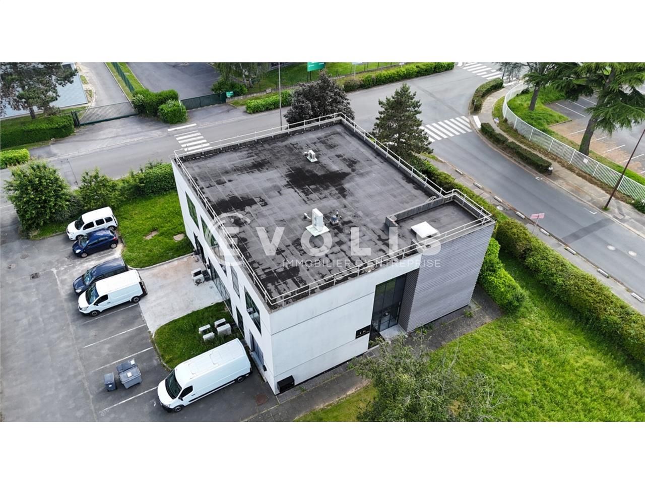 Locaux d'activité de 100 m² non divisibles à loue