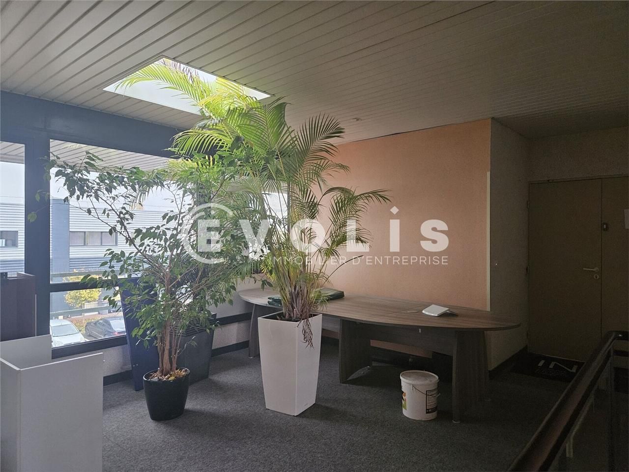 A proximité directe de l'autoroute A10 , des nati