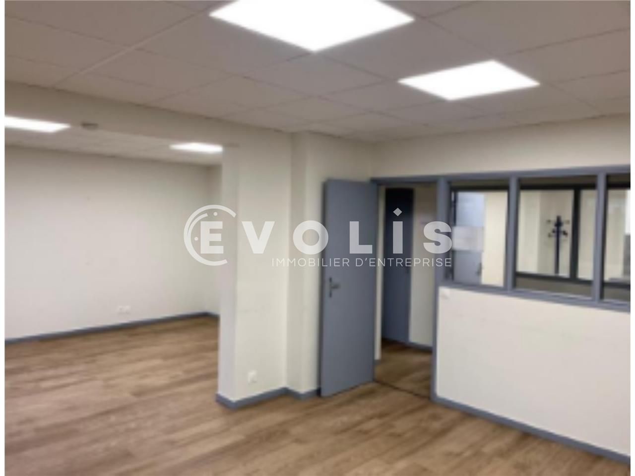 À proximité des lignes de bus, de la gare RER D d