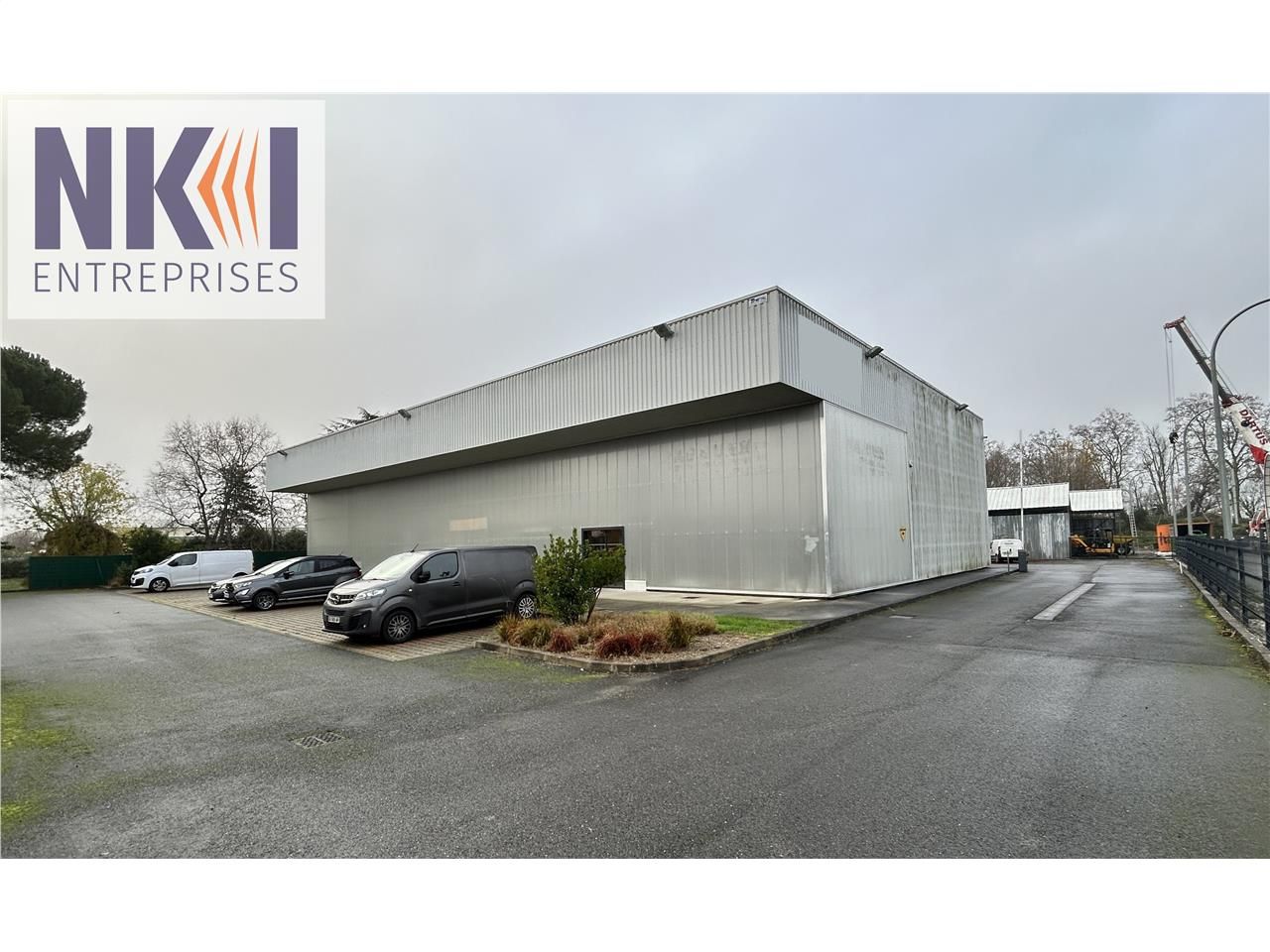 700 m² pour ce loc en location à Saint-jory