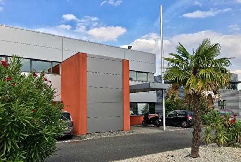 A proximité de l'aéroport et du parc hôtelier, au